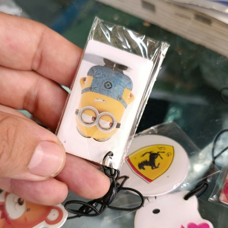 Badges d'immeuble copiés, aux motifs au choix