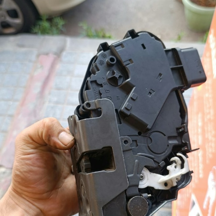 Serrure de portière de voiture remplacée